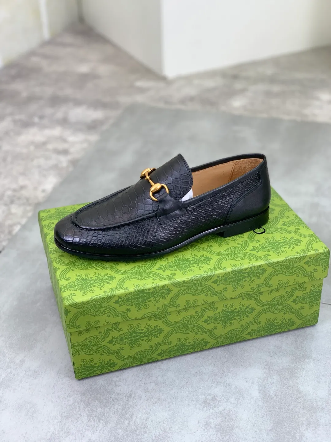 Men's Men's Shoes💰P580💰【New Style】Water-dyed Niuli Gucci's most popular selection of lazy slip-on leather shoes (Gucci) official website latest Gucci lazy leather shoes, hot style 💥 simple and elegant style, exclusive for trendy men. Unique official website latest brand original double G embossing Elements 👑 Original Gucci decoration, fashionable and elegant, fabric original calfskin ✅ fully imported first-layer cowhide lining, official website designated wear-resistant, rubber business outsole, classic model taken at the counter in real life 🎬38-44 black brown optional
